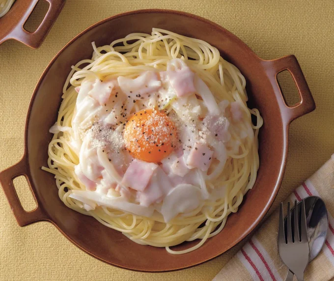 卵黄は食べる前に混ぜてコク増し!「クリームカルボナーラ」
