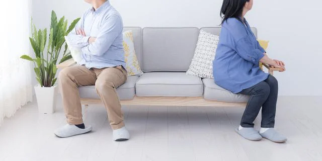 「部屋が埃っぽい」家事の愚痴が多い夫といつも大喧嘩に。どう対応すればいい？【お悩み相談】