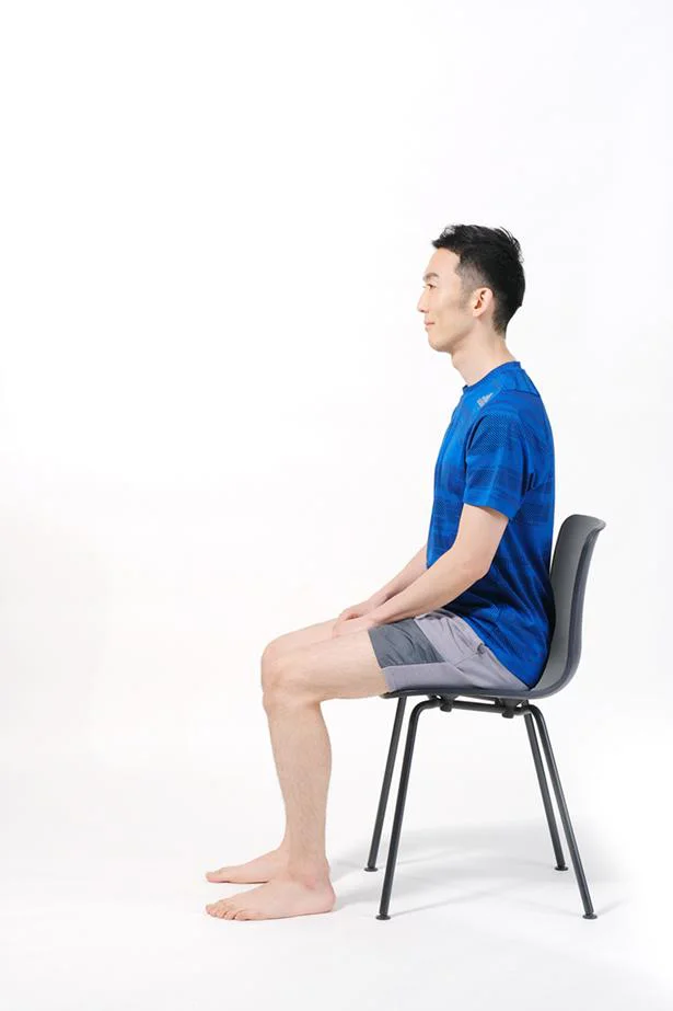 椅子にしっかり座り、骨盤を立たせるイメージで背筋を伸ばす