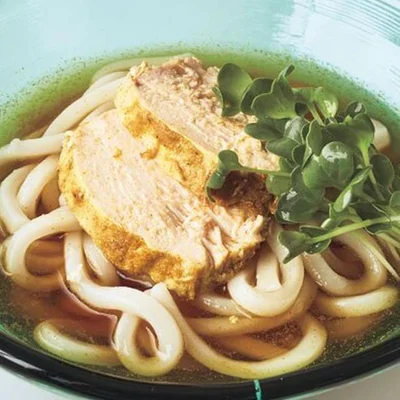 【画像を見る】めんつゆベースのさっぱり味！「カレーサラダチキンうどん」