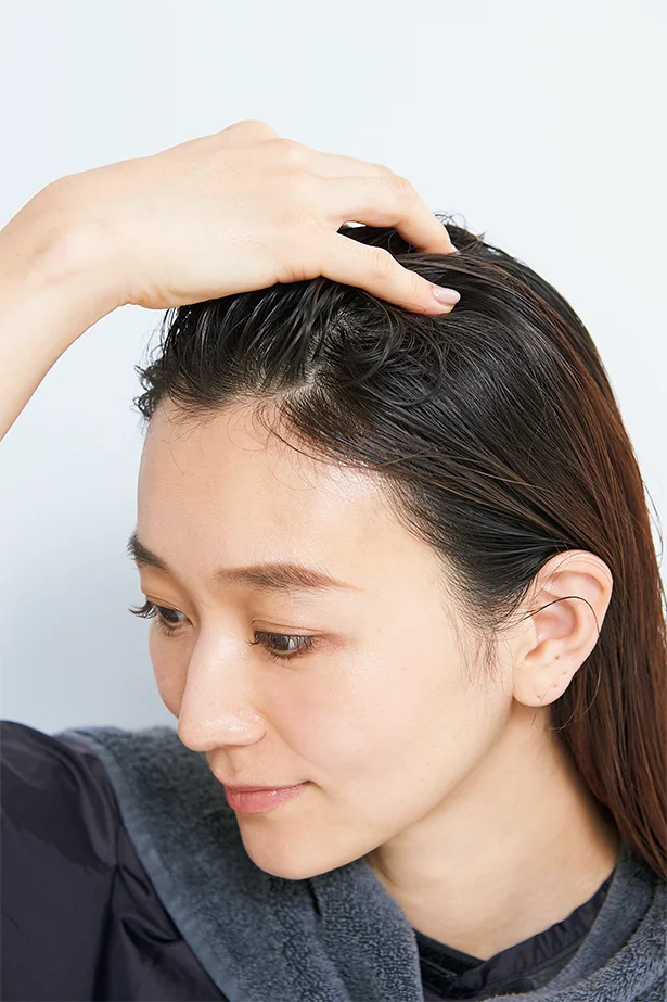 分け目を変えながらヘアカラートリートメントをのせて。