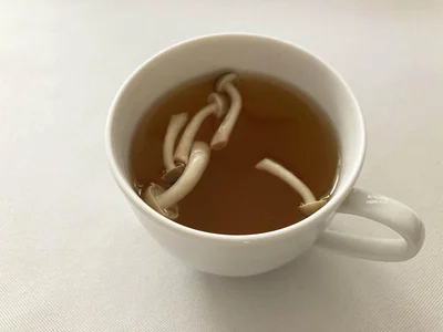 お湯をそそぐだけで、冷える朝にぴったりのきのこスープの出来上がり