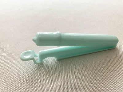 クリップは、つまみ部分をカチッと引っかけて閉じるタイプ