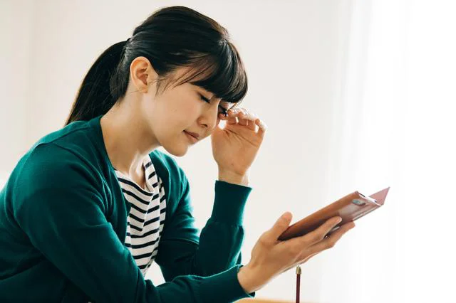 スマホの見過ぎでお疲れ気味の目に。常備しておきたい「目にいいアイテム」って？