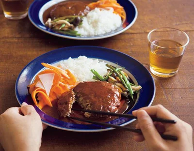 粗びき風ハンバーグとにんじんとハムのサラダ