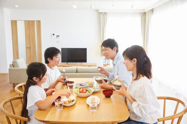 食事を出す家庭環境、食卓を囲む親子の会話、子供の受け入れ方などが子供の体と心のバランスのよい栄養につながる