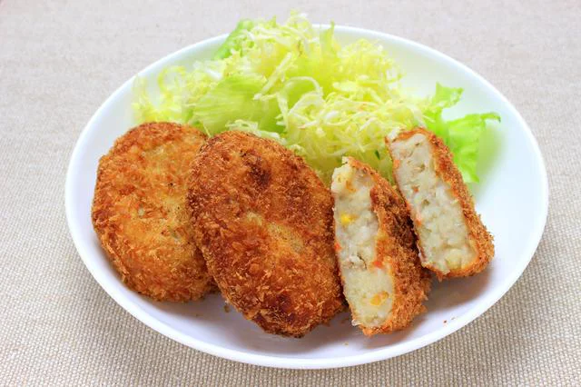 市販のおかずに生野菜をそのまま添えるだけで、栄養バランスもアップ。濃い味のおかずも口の中で薄めて食べることができる