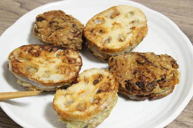 冷える季節にぴったり！ 挟まず作る「れんこんの肉詰め柚子こしょう焼き」