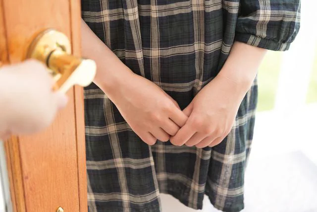 私だけ玄関より中へ入れてもらえない義実家。行く必要ある？【お悩み相談】