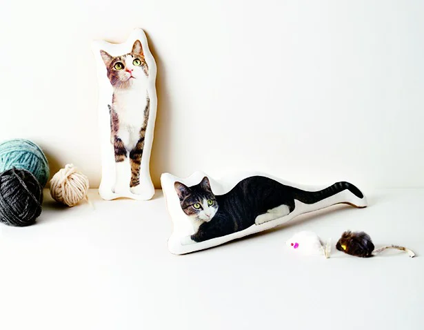atelier kijiの「クッション」。（右）居座り猫 32×9.5cm（左）見上げる猫 7 ×22cm 各 2,000円