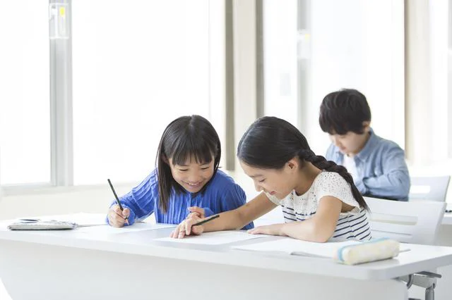 塾で好き勝手に振る舞う小５の娘。やるべき時にやるべきことをさせるには？【小川大介先生の子育てよろず相談室】