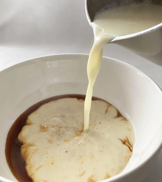 沸騰直前まで温めた豆乳(無調整)を注ぐだけ!