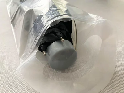 傘をポイッと入れて…