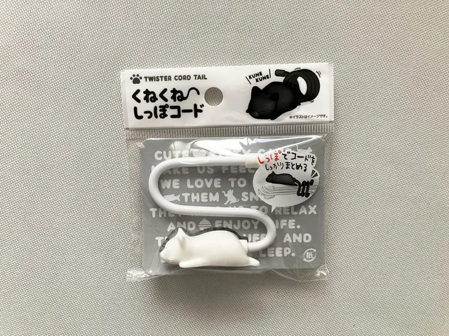 ごちゃつくコード類はお猫さまにおまかせ!? メチャカワ＆使える！【セリア】の「くねくねしっぽコード」