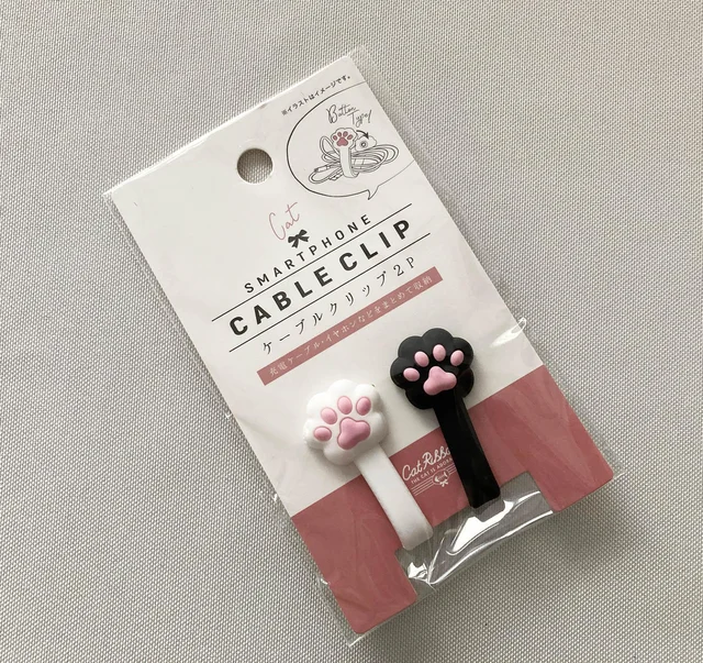 外出時には“猫の手”を借りて♪【セリア】の「スマホケーブルクリップ」でバッグ内すっきり！