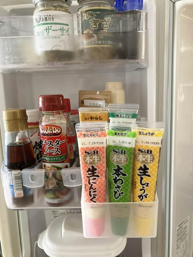 “段差底”で見やすい！【セリア】「薬味チューブポケット」で冷蔵庫すっきり♪