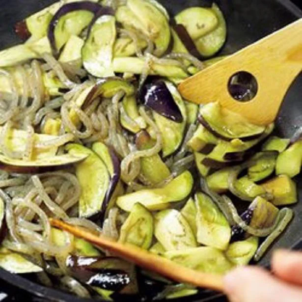 なすはしんなりするまでしっかり炒めると、調味料がからみやすく、味がしっかりついて保存に向く