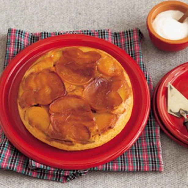 ホットケーキミックスで作る秋のおやつ「りんごと柿のカラメルパンケーキ」