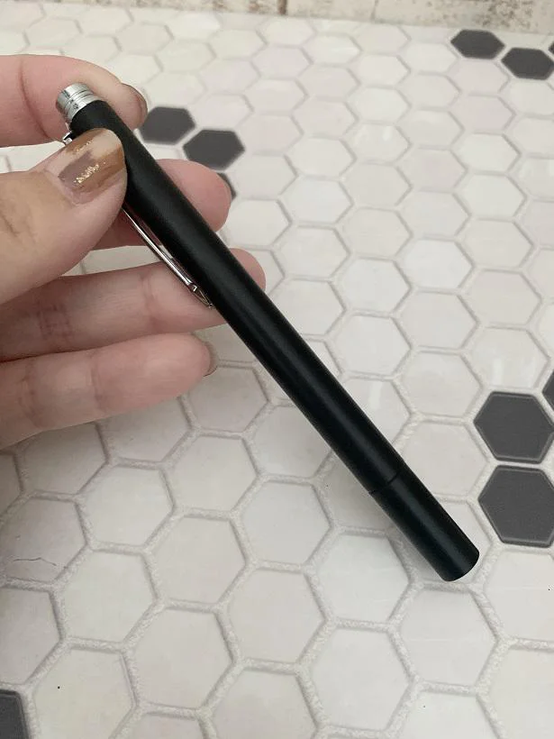 シンプルな黒いタッチペン