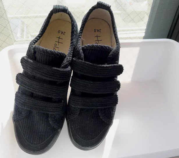 つま先はスエード素材、紐の部分はマジックテープになっていて、履くのにストレスなし!