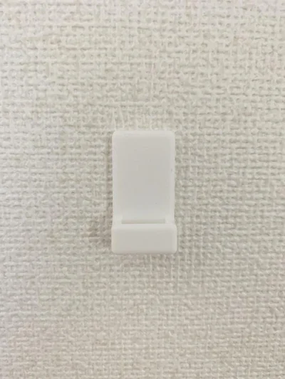 壁にフックをはりつけて