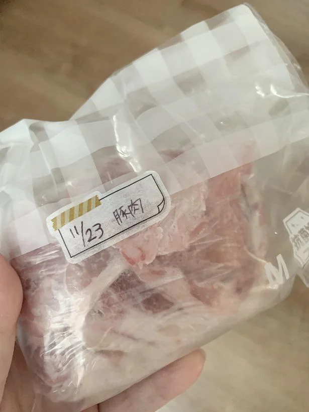 【画像】「マスキングダイカットシール」で冷凍お肉の日付けラベリングにも