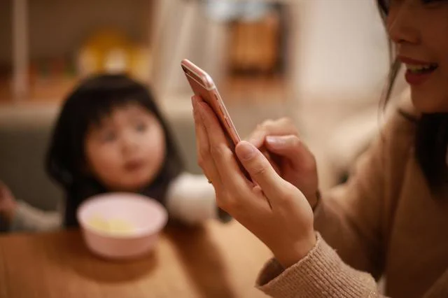 子どもの前で自分の不倫の話をする友人。 何としてもやめさせたい！【お悩み相談】