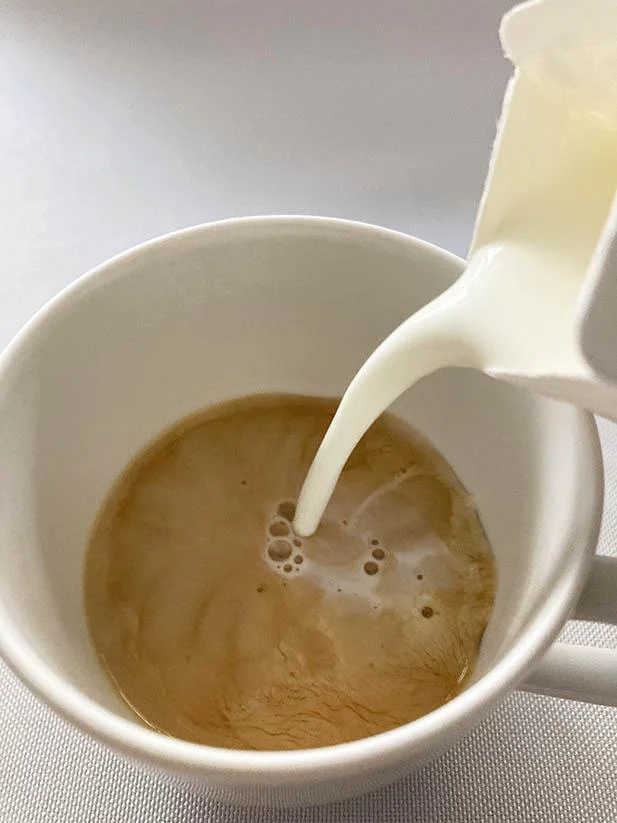 牛乳を注いで、電子レンジでチン!