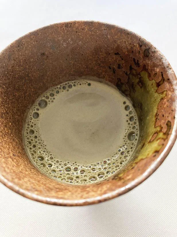 ホットだと、湯気と一緒にほうじ茶の香ばしさが匂い立つ