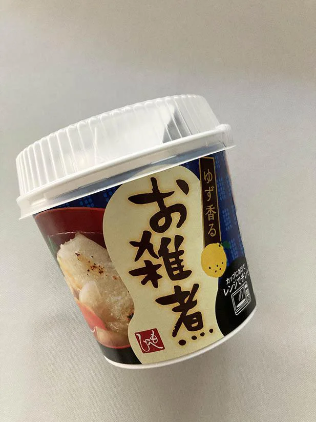 【画像を見る】鍋も器も必要なし! レンチンすればお雑煮が食べられる幸せ♪