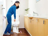 手の届かない奥までラクラク！ トイレの床・壁掃除の負担がグッと減る新アイテムに注目【PR】