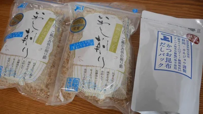 「静岡県蒲原 魚の町のいわし朝ごはんギフト｣は、いわし削り60g×2袋にかつお昆布だしパック7g×16Pをセット。いわしは脂分の少ない国産いわし煮干しのみを使用