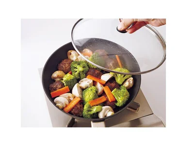 肉だんごから出た脂で野菜をさっと炒め、ふたをして蒸し焼きにし、野菜に火を通す