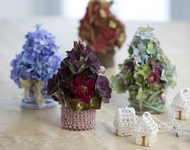 おうちクリスマスを華やかに！「花」で作る簡単ミニツリー5つのアイデア