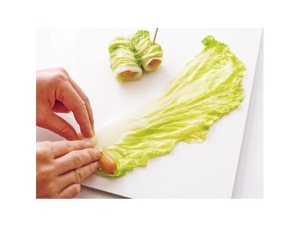 白菜を縦に置き、手前にソーセージを横にしてのせ、ソーセージを芯にして巻く