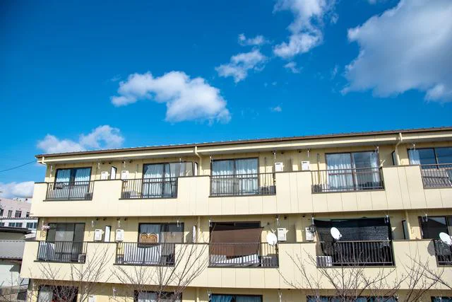 裏のアパートの住人から毎日見張られて、気がおかしくなりそうです【お悩み相談】