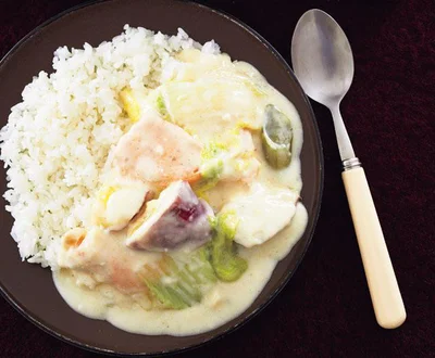 ご飯によく合う濃厚な味わい♪ サーモンと白菜のチーズクリームシチュー
