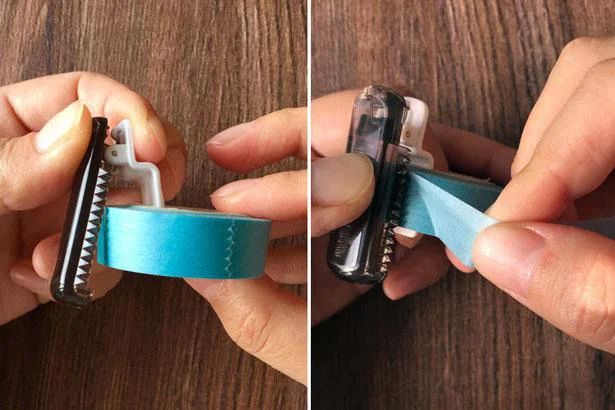 マスキングテープにクリップを挟み込み、指で本体の真ん中軽く押さえながらマスキングテープをカット
