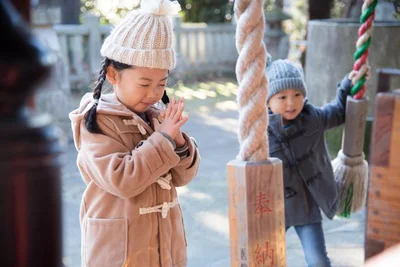 家族で神社などのパワースポットに出かけるのも