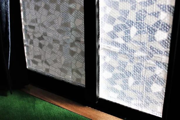 冷気を感じる窓をオシャレに防寒 3coins の柄付き窓用バブルシートで寒さ対策はバッチリ レタスクラブ