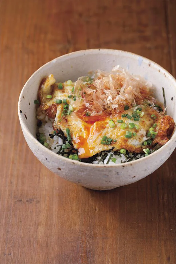卵ひとつで驚きのおいしさ「焦がししょうゆ目玉焼き丼」　家にあるものですぐ作れるまかないメシ(5)