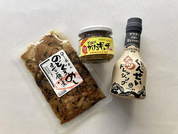 左から「のどぐろ まぜご飯の素」「ご飯にかけるギョーザ」「くんせいナッツドレッシング」