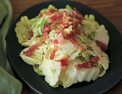 チーズ風味のドレッシングで食べごたえあり「シーザーサラダ風」