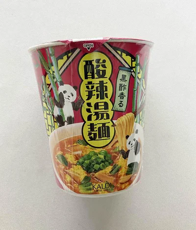 パンダが描かれたパッケージも楽しい「黒酢香る 酸辣湯麺」