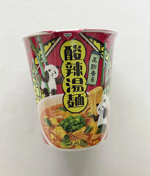 パンダが描かれたパッケージも楽しい「黒酢香る 酸辣湯麺」