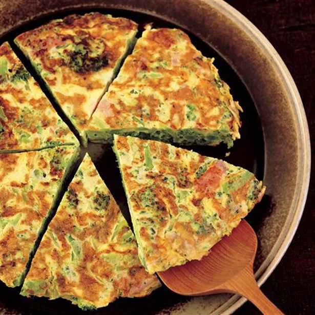 テンション上がるビジュアルが◎ 冷蔵庫にある食材で具だくさんオープンオムレツ