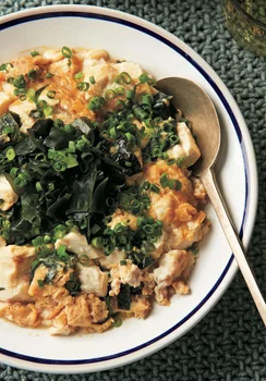 ほったらかしでも煮込んだみたいに味しみ！豆腐のレンチンあったか蒸し【あつあつ豆腐の冬おかず(3)】