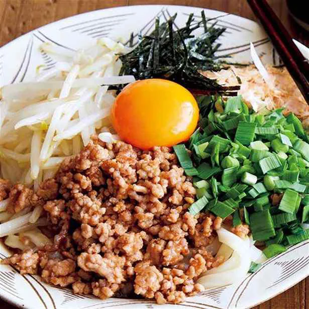 【画像を見る】とろ～り卵を肉みそを絡ませて！「台湾風混ぜうどん」