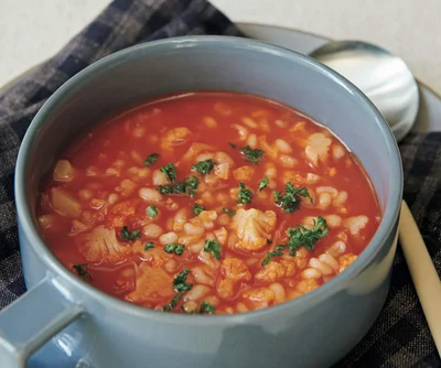 軽食にぴったりの食べるスープ「もち麦のミネストローネ」