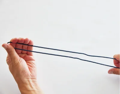 引き伸ばしたハンガーの凹凸をなくすように、針金を整えてまっすぐにする。